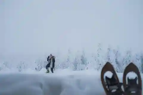 Caminhada com raquetes de neve na floresta congelada