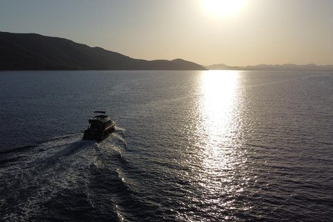 Bodrum Boat Tour : Excursion au coucher du soleil à Bodrum avec le Jet Black Yacht