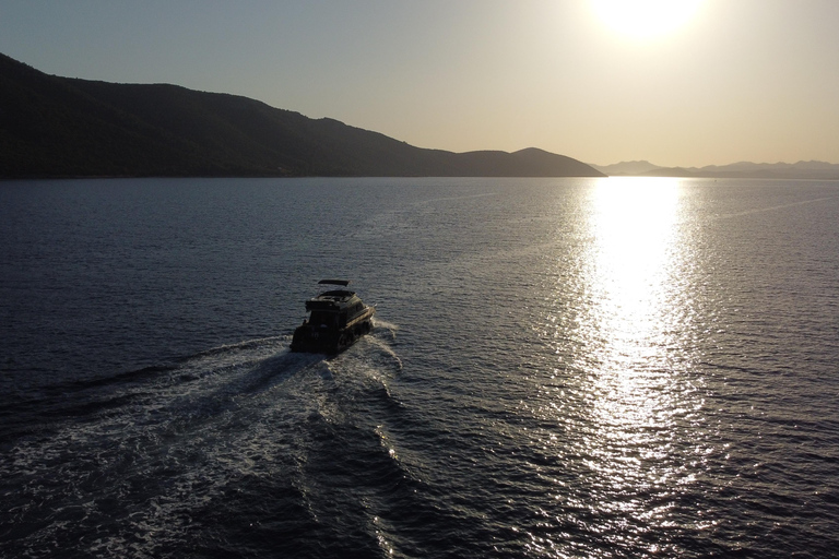 Bodrum Boat Tour : Excursion au coucher du soleil à Bodrum avec le Jet Black Yacht