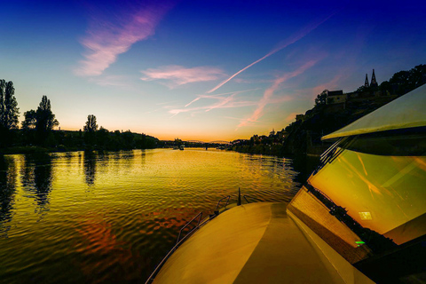 Prag bei Nacht: Dinner-BootsfahrtWesentlich