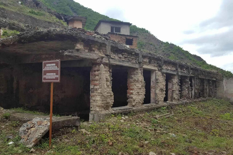 Da Tirana: Chiesa del Salvatore, prigione Spac e degustazione di vino