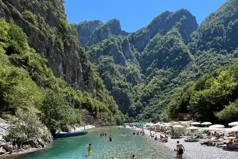 Shala Fluss und Komani See Tagestour ab Tirana
