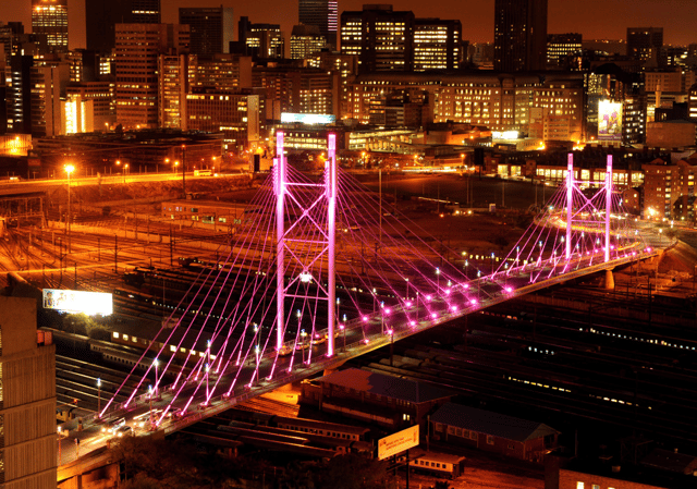 Johannesburg: Guided Night Tour with Dinner and Drinks