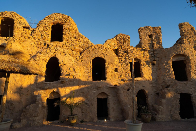 Van Djerba : : Zonsondergang en sterrenoorlogen AT ksar ghilaine