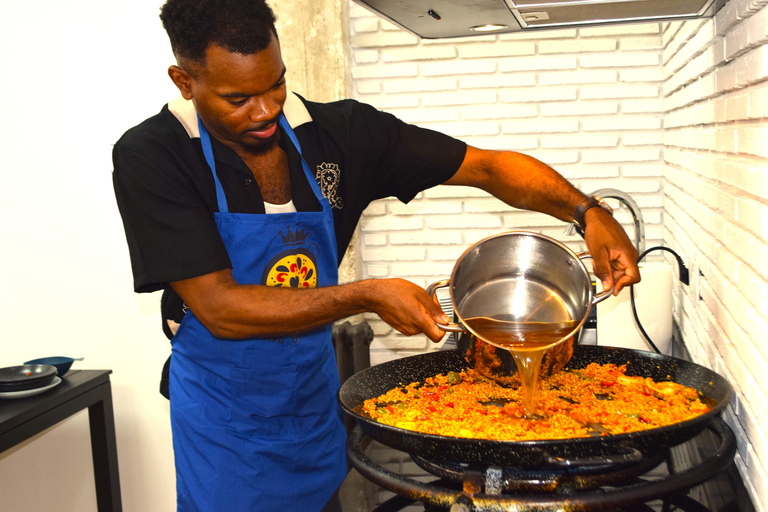 Madrid: Seafood Paella Masterclass Near Sol with Drinks Included