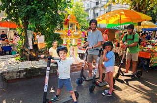 Bangkok : Geführte E-Scooter- und/oder Fahrradtour in der Altstadt