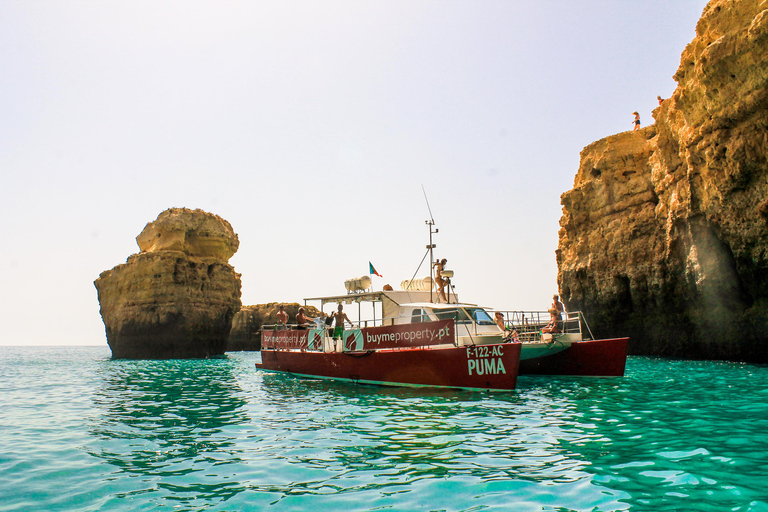 Quarteira: Passeio de Barco na Gruta de Benagil com Churrasco na Praia e Caiaque