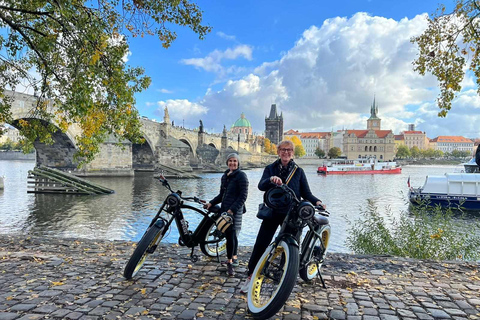 Praga Histórica y Puntos de Vista Recorrido en Grupo en Retro E-Bike