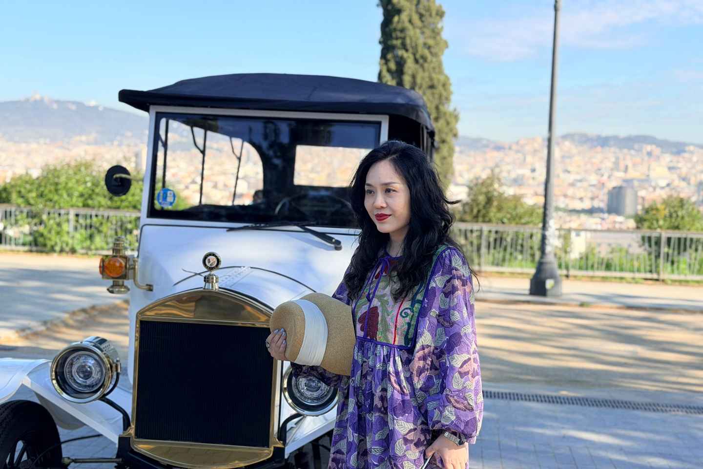 Barcelona: Private Tuk-Tuk Tour of Gaud, the Sagrada Familia, and Highlights - Guided tour: Essential Barcelona (Tuk Tuk)