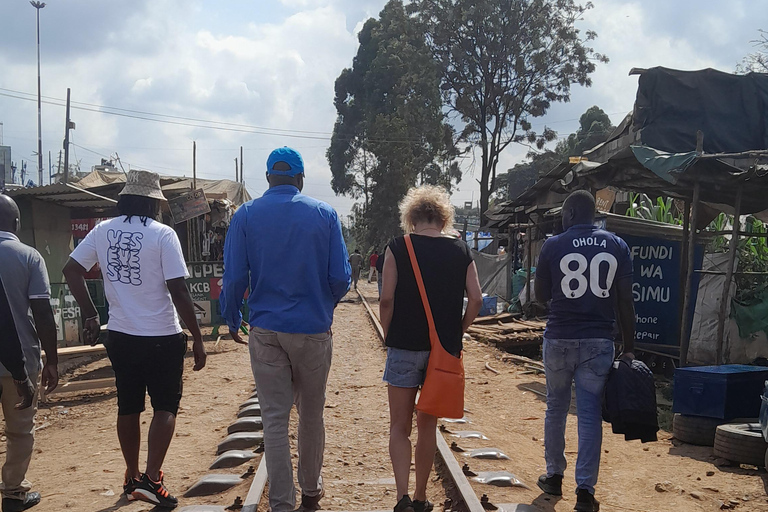 Nairobi: Półdniowa wycieczka po slumsach Kibera z przedsiębiorcą społecznym