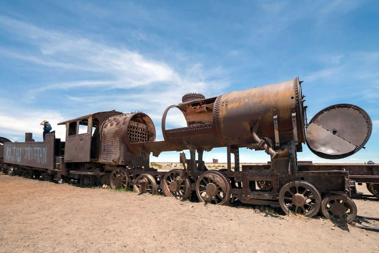 From Sucre: Discover the Salar de Uyuni on a 2-Day Adventure