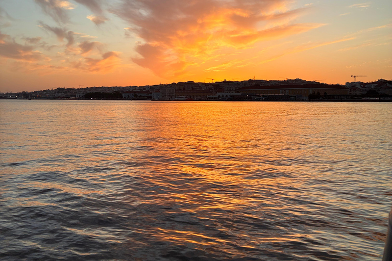 Sunset aboard a sailboat in Lisbon! Sunset aboard a sailing boat in Lisbon!