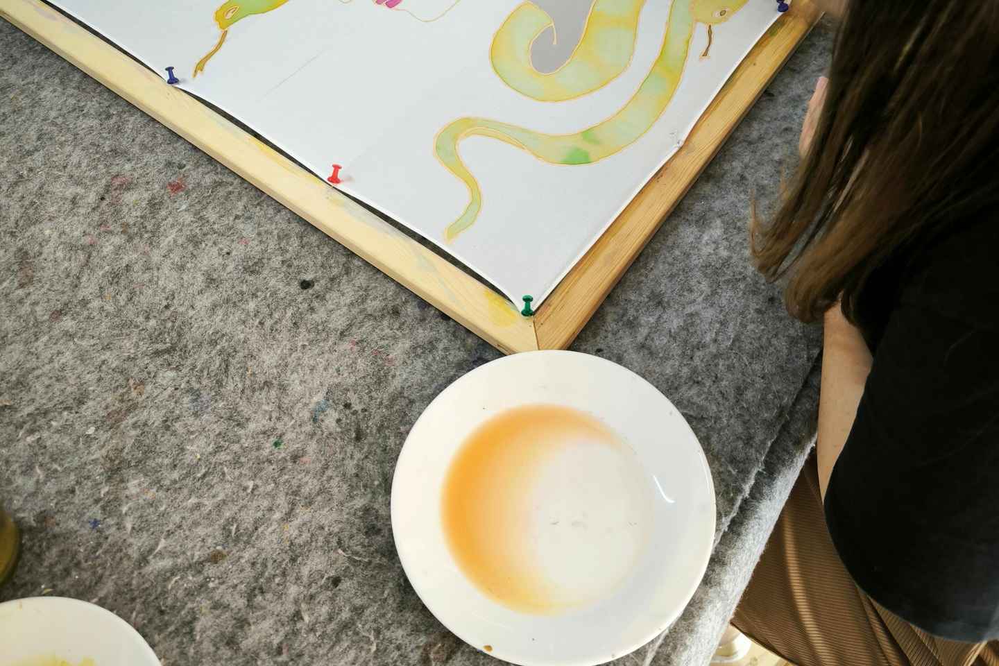 亲手设计希腊丝绸围巾纪念品，开启独特旅程