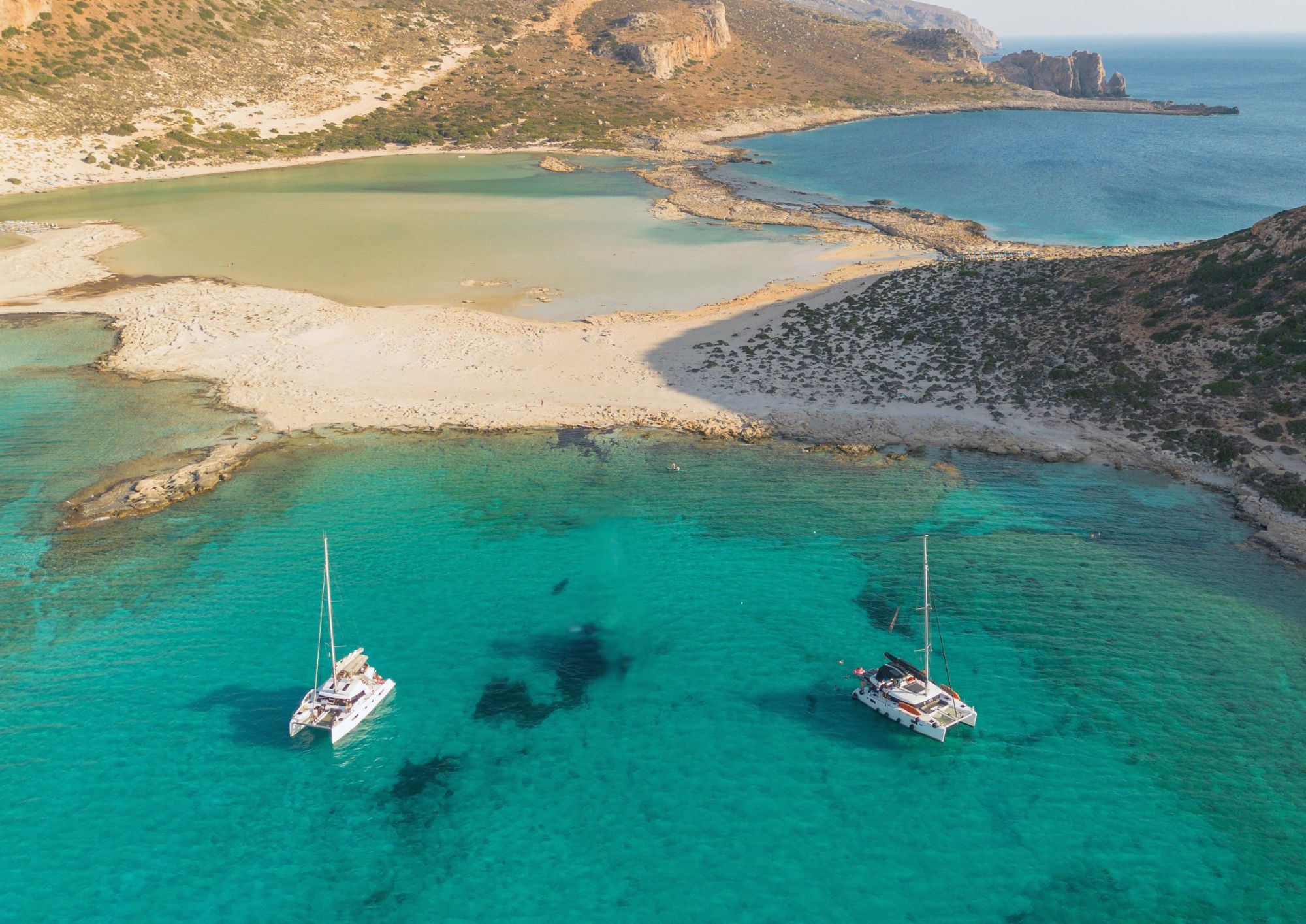 Kissamos: Katamaran-Sonnenuntergangsfahrt mit Sushi und Drinks
