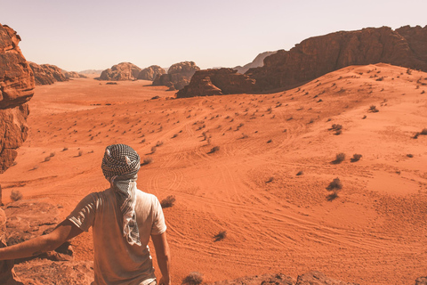 Wadi Rum: 4x4 Jeep Tour 6u met zonsondergang &amp; met overnachting