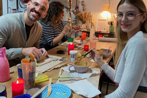 Experiencia exclusiva de alfarería en pareja con vino y aperitivos