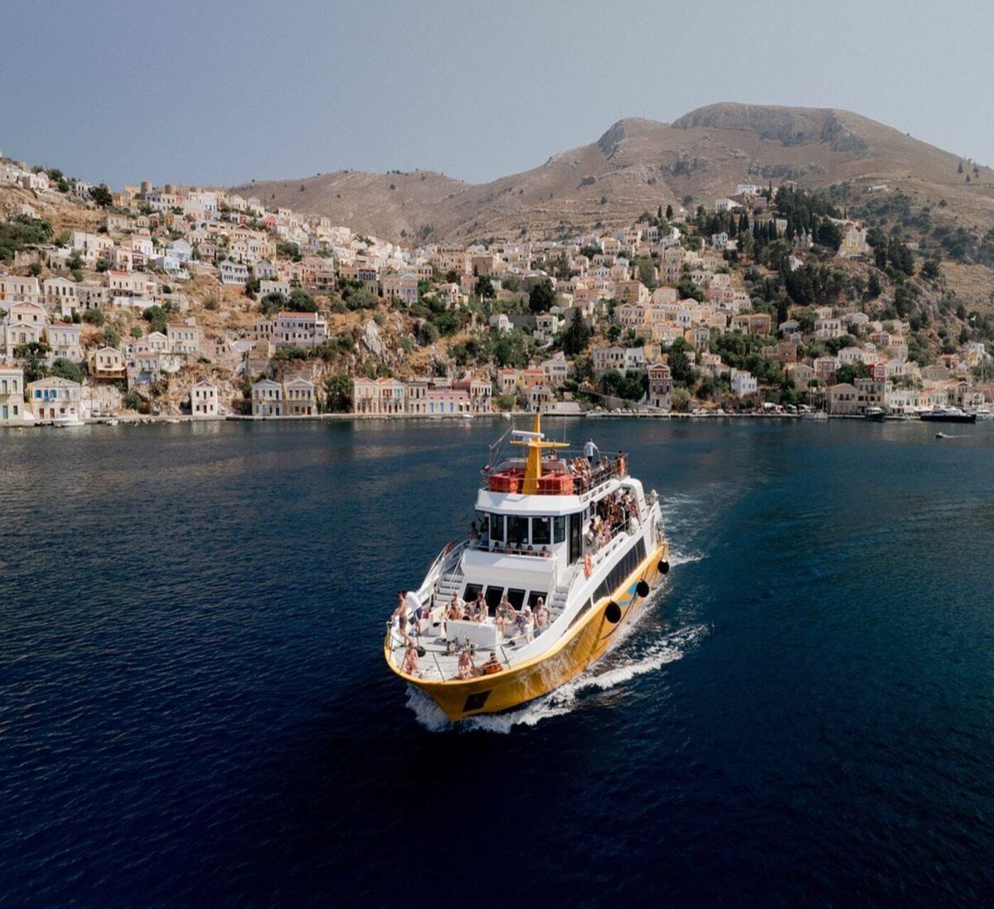 Rhodos: Tour zur Insel Symi und zur Bucht von Agios Georgios mit finnischem Guide