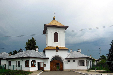 Bucharest: Guided Tour to Bellu Manor & Zamfira Monastery