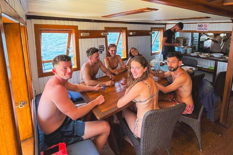 Lombok: 4-Day Komodo National Park Liveaboard Adventure Private cabin