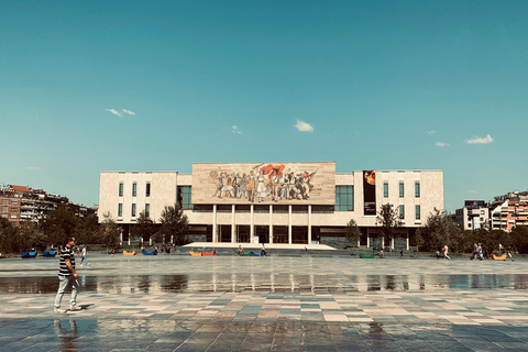 Tirana: 2 horas de passeio turístico guiado pelos tesouros escondidosEspanhol: Tour guiado de 2 horas pelos tesouros escondidos de Tirana