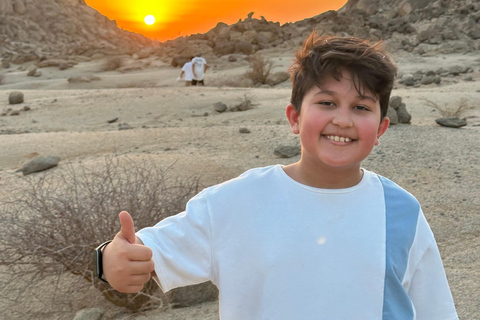 Jeddah: Caminhada na Montanha da Lua e Yoga ao Pôr do Sol