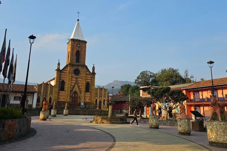 From Bogotá: Discover Villa De Leyva, museums, and Ráquira.