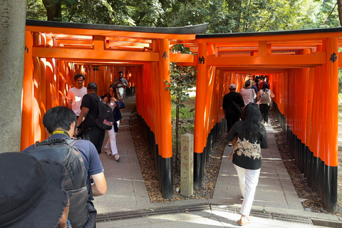 Kyoto: Inari Shrine Wandeltocht met lokale gids