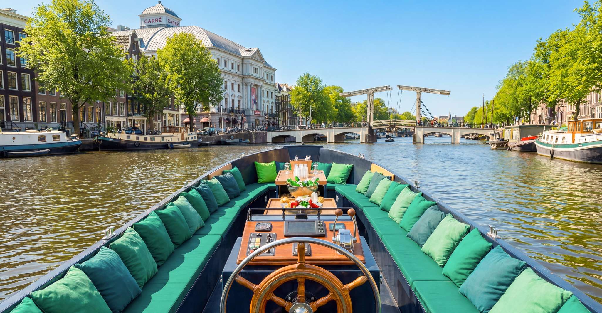Amsterdam: Guided Open Boat Cruise Unlimited Drinks Option