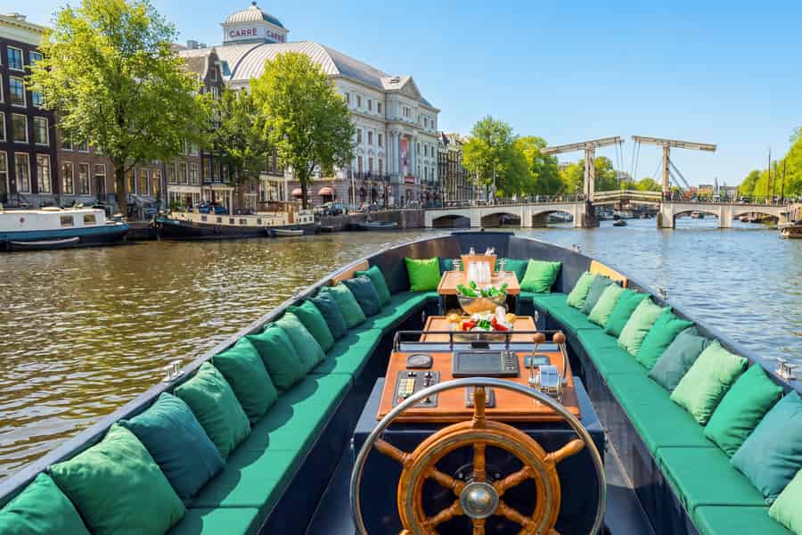 Amsterdam: Geführte offene Bootsfahrt mit unbegrenzten Getränken. Foto: GetYourGuide Amsterdam: Geführte offene Bootsfahrt mit unbegrenzten Getränken. Foto: GetYourGuide
