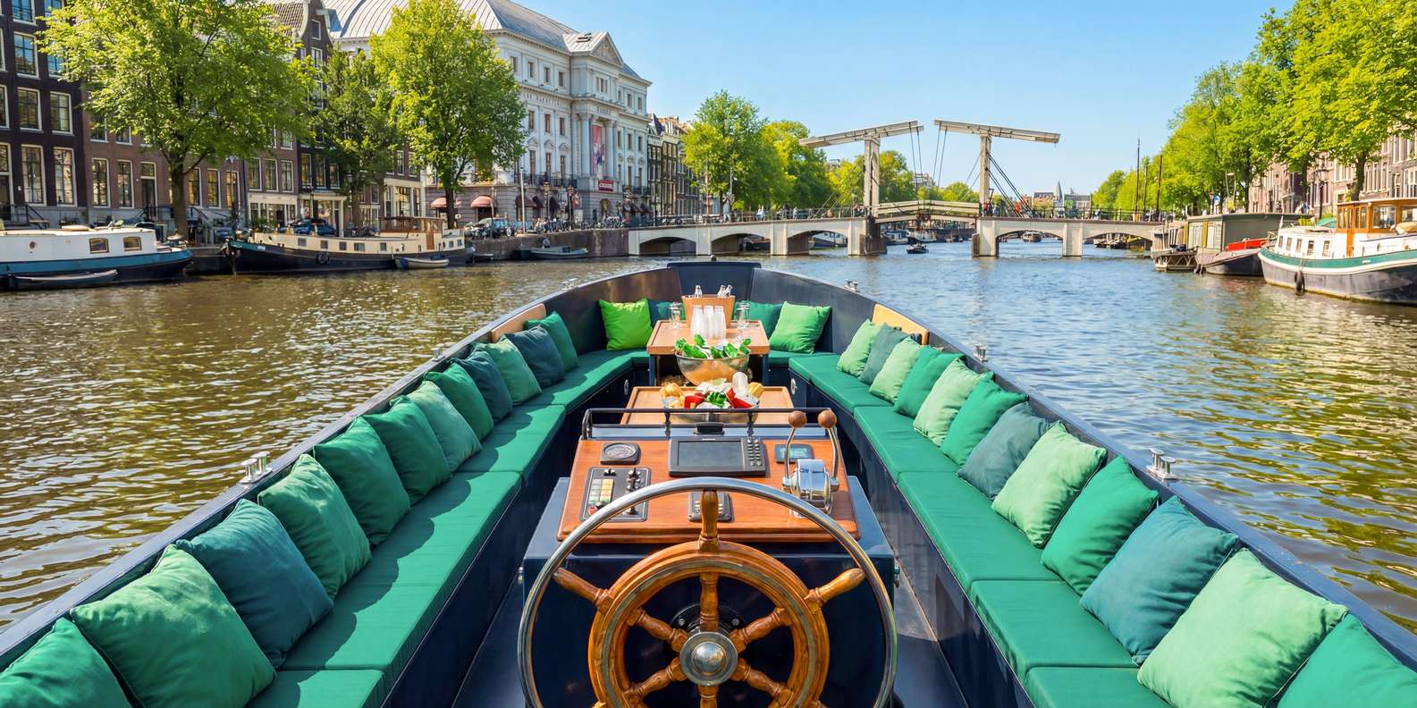 Amsterdam: Guided Open Boat Cruise Unlimited Drinks Option