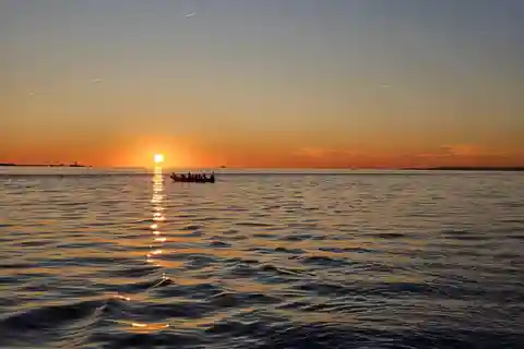 Lisbon: Sunset SpeedBoat Tour