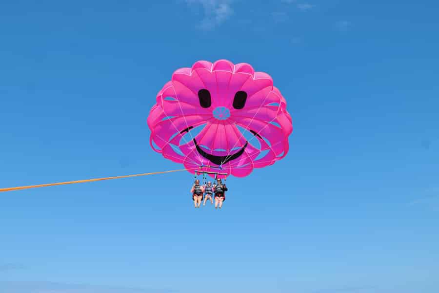 Clearwater Beach: Parasailing-Erlebnis über dem Golf. Foto: GetYourGuide