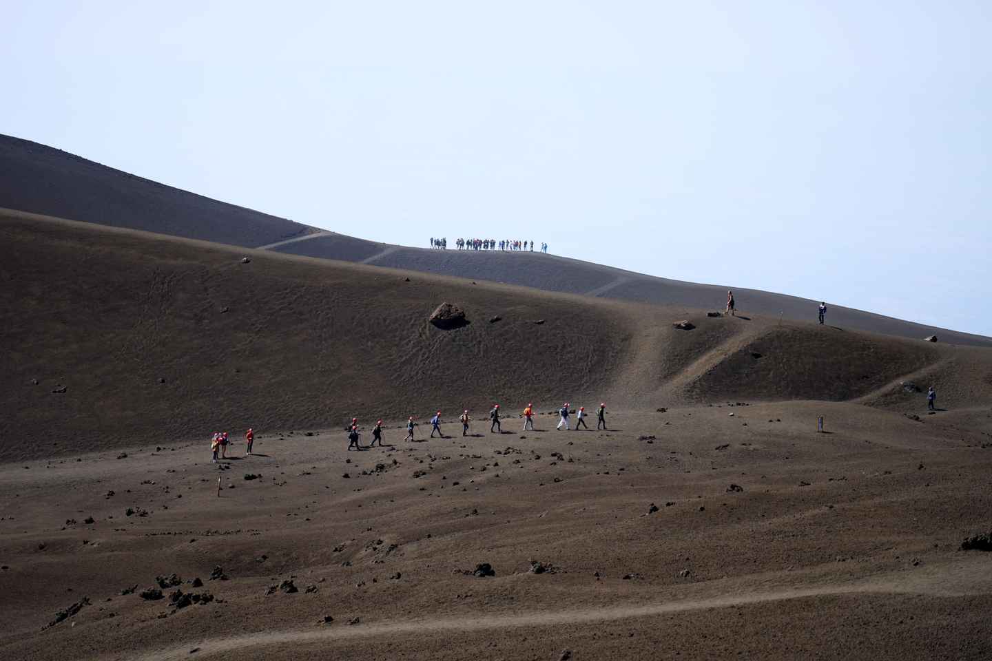 エトナ山頂上までのケーブルカー付き火山ハイキングツアー