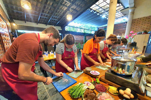 Clase de Cocina Casera y Cena con un Chef Local en la Ciudad de Hue