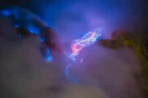 Banyuwangi/Bali: Mt Ijen Sunrise & Blue Flame in Guided Tour