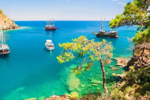 Antalya & Kemer: Köpük Partisi ve Yüzme ile Korsan Tekne Turu