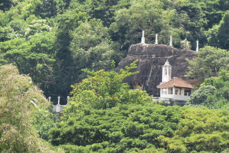 Kandy: Hidden Cave Temple Forest Hike & Lake View Summit