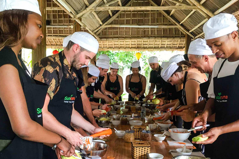 Hoi An: lezione di cucina con tour del mercato e giro in barca con cestino