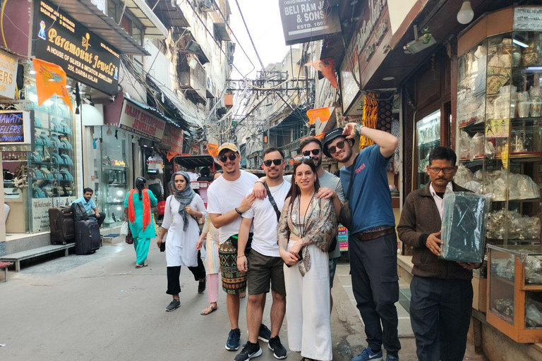 Mercado nocturno y comida callejera en Delhi (medio día, guiado por mujeres)Mercado de día y comida callejera en Delhi (medio día, guiado por mujeres)
