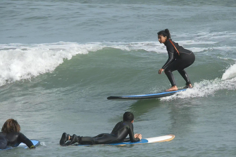 Lima: Surfboard and Wetsuit Rental at Makaha Beach