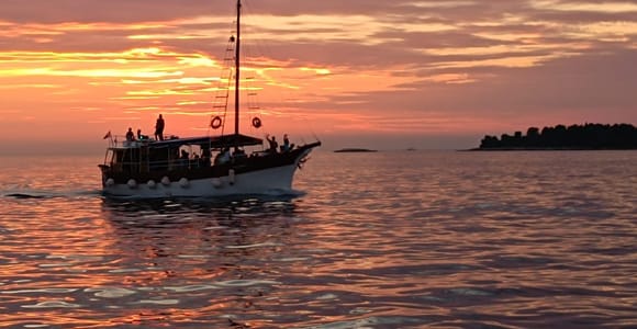 Rovinj: Sonnenuntergangstour auf dem Lim-Fjord mit BBQ, Schwimmen und Delfinen
