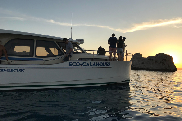 Marseille: Sunset Boat Cruise with Buffet and Organic Wine Sunset Boat Cruise with Dinner & Drinks (Théatre Criée)