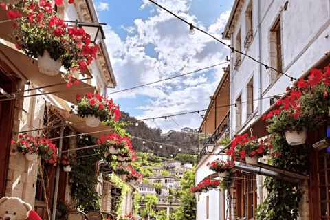 Z Tirany: Gjirokastër UNESCO i Blue Eye – wycieczka 1-dniowa z przewodnikiemZ Tirany: Gjirokastër UNESCO i Blue Eye wycieczka 1-dniowa z przewodnikiem