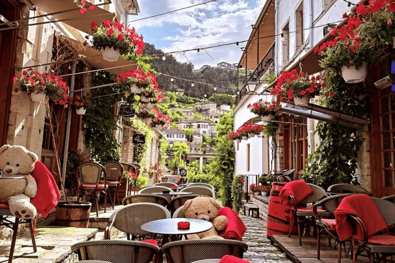 Z Tirany: Gjirokastër UNESCO i Blue Eye – wycieczka 1-dniowa z przewodnikiemZ Tirany: Gjirokastër UNESCO i Blue Eye wycieczka 1-dniowa z przewodnikiem