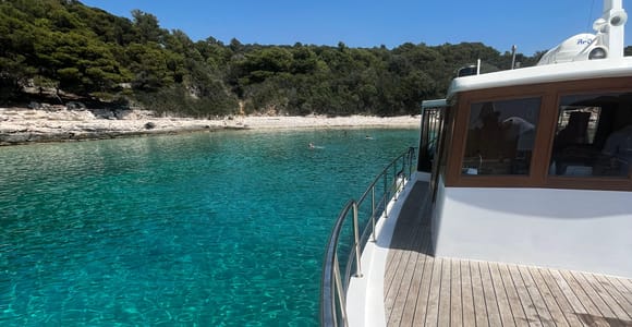 Hvar: Bootstour zu den Red Rocks und den Pakleni-Inseln mit Schwimmen