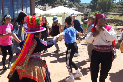 Sightseeing tour: Experience the inhabitants of the floating islands of Uros and Taquile, Lake Titicaca Sightseeing tour: Experience with the inhabitants of the floating islands of Uros and Taquile, Lake Titicaca