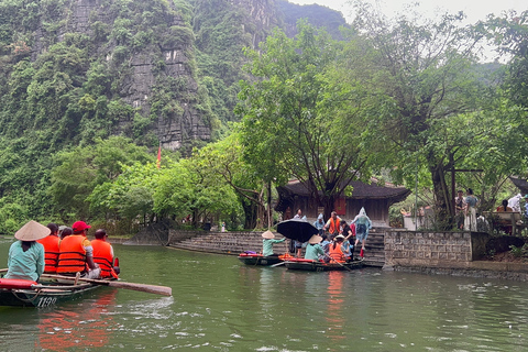 Ninh Bình: Bai Dinh, Trang An en Mua Cave dag privétourNinh Bình: Bai Dinh, Trang An en Mua Cave op de motor