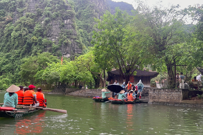 Ninh Bình: Bai Dinh, Trang An en Mua Cave dag privétourNinh Bình: Bai Dinh, Trang An en Mua Cave op de motor