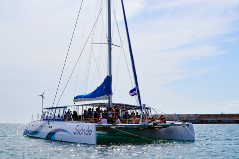 Rejs katamaranem na wyspę Sal z napojami i przekąskami wliczonymi w cenę