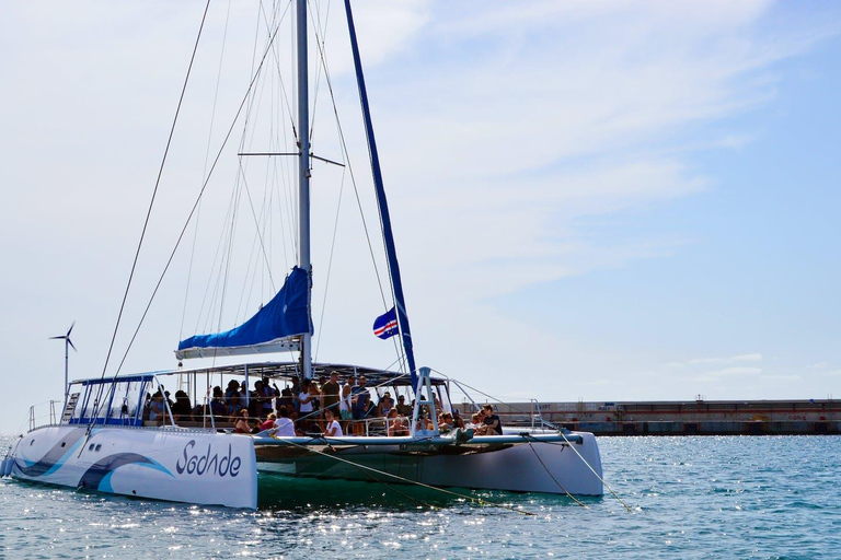 Rejs katamaranem na wyspę Sal z napojami i przekąskami wliczonymi w cenę